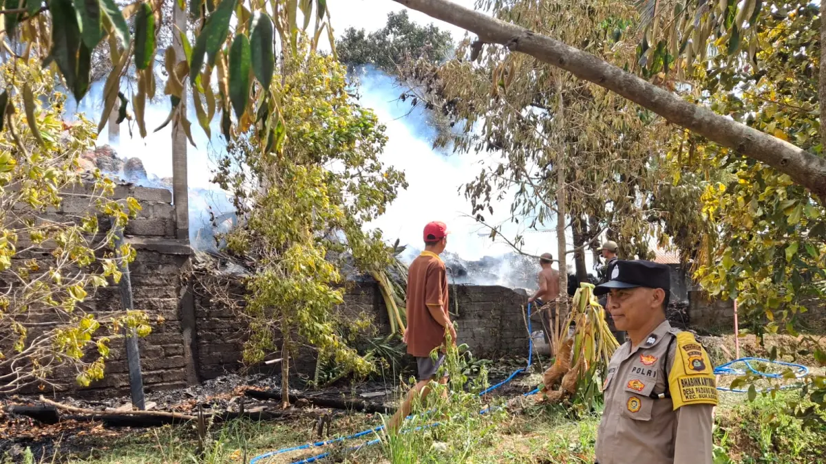 TERSISA PUING: Gudang penyulingan daun cengkih di Desa Padangbulia ludes terbakar. (Polres Buleleng)