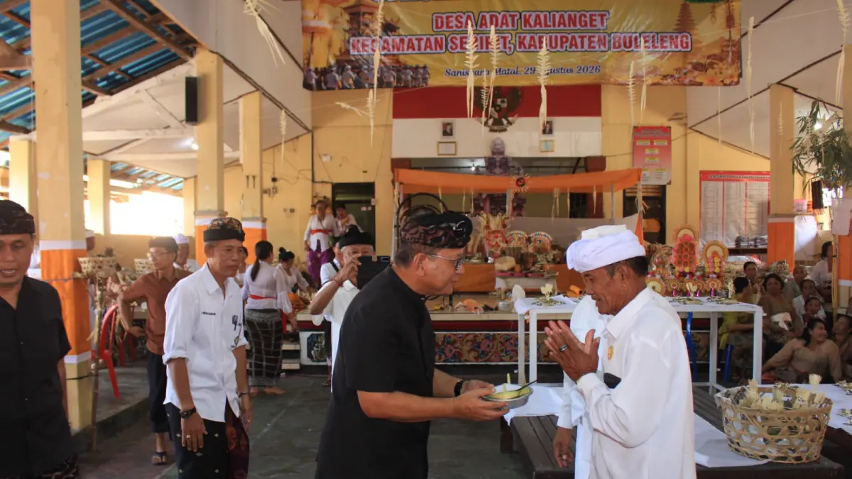 SERAHKAN BANTUAN: Bupati Buleleng, I Nyoman Sutjidra menyerahkan bantuan subsidi ngaben massal di Desa Adat Kalianget, Seririt. (Pemkab Buleleng)