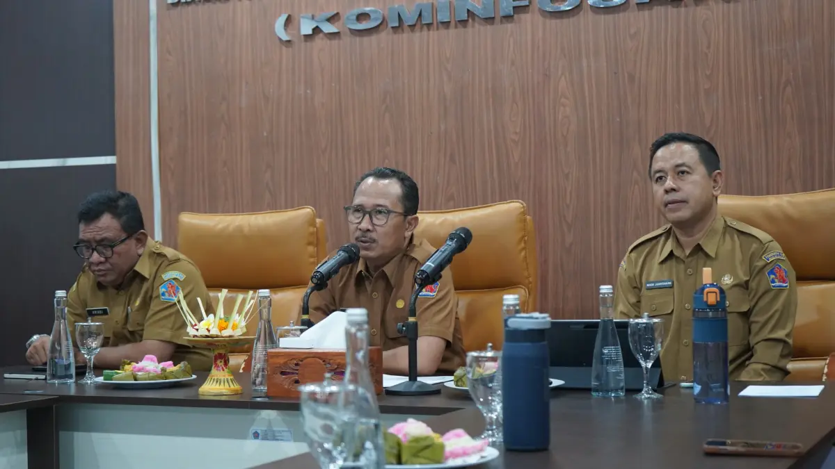 APLIKASI DIGITAL: Sekda Buleleng, Gede Suyasa (tengah) didampingi Kepala Dinas Kependudukan dan Pencatatan Sipil Buleleng, Made Juartawan (kanan) saat meluncurkan aplikasi AKU Online. (Pemkab Buleleng)