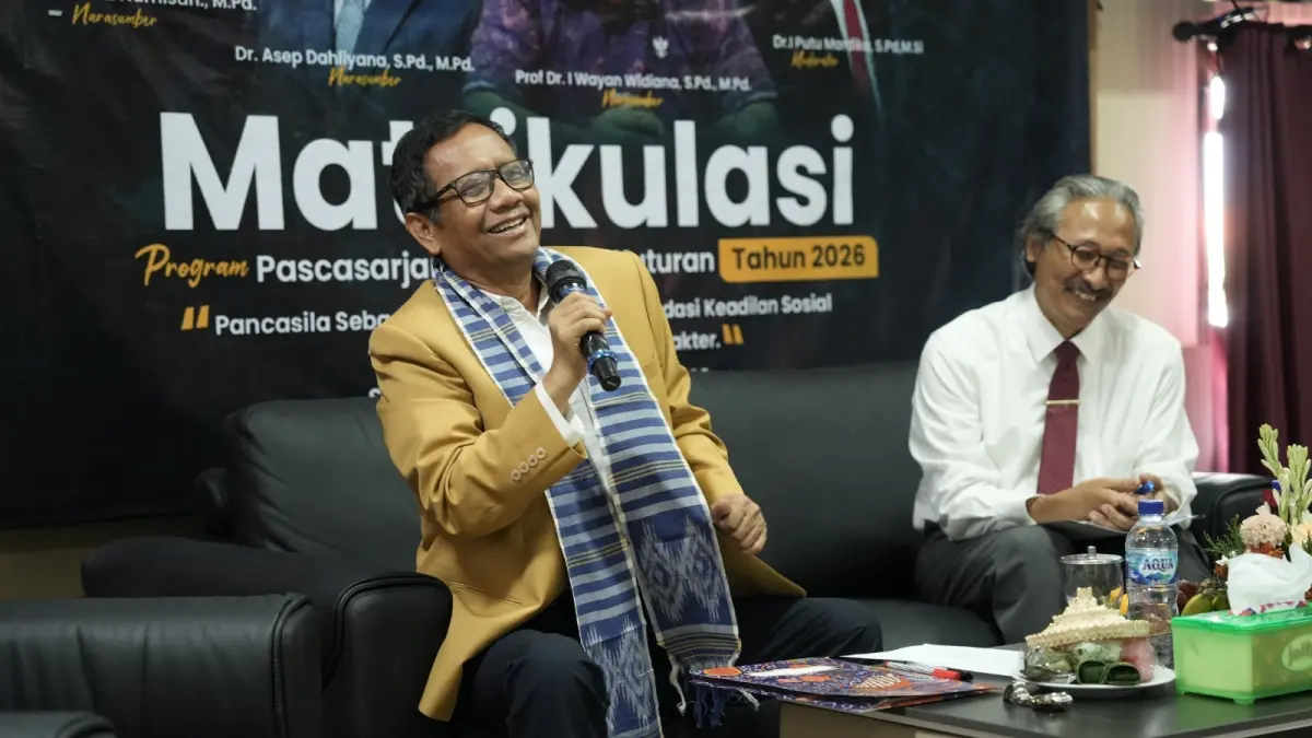 BERI KULIAH UMUM: Mantan Menkopolhukam, Prof. Mahfud MD (kiri) didampingi Rektor Institut Mpu Kuturan (kanan) saat memberikan kuliah umum pada Selasa (1/9/2026). (Institut Mpu Kuturan)