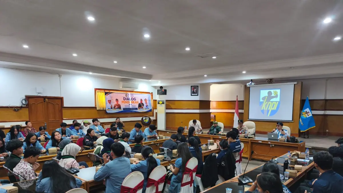 BICARA KOTA PENDIDIKAN: Suasana dialog yang melibatkan pemuda dan mahasiswa terkait Kota Pendidikan. (Francelino Junior/Radar Buleleng)
