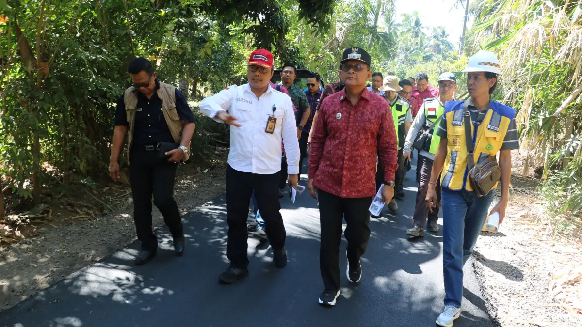 CEK PROYEK: Bupati Buleleng, I Nyoman Sutjidra (baju merah) saat mengecek proyek pengaspalan yang menghubungkan antara Desa Bukti dengan Desa Tunjung. (Pemkab Buleleng)