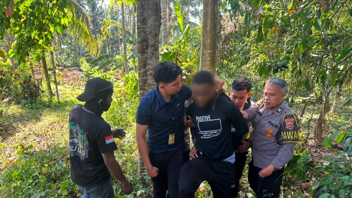 KABUR: Tim Imigrasi Tabanan dan aparat kepolisian menangkap seorang WNA Nigeria yang nekat kabur dari kejaran petugas. WNA itu sudah overstay selama 8 tahun di Bali. (Imigrasi Tabanan)