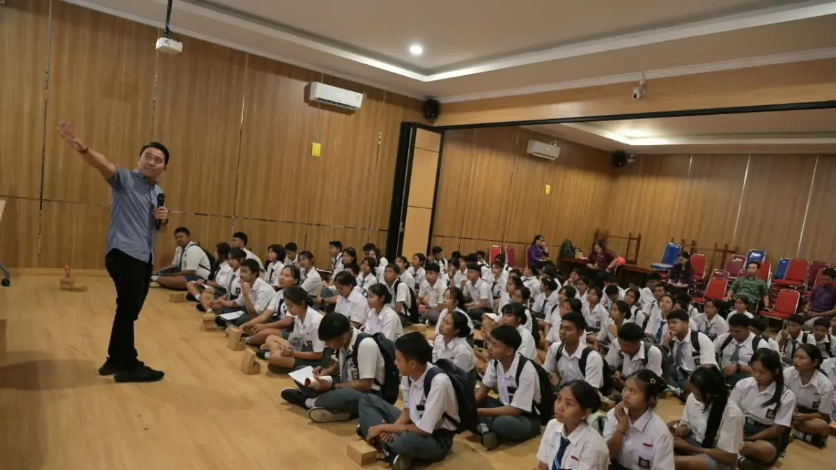 PENDIDIKAN DEMOKRASI: Komisioner KPU Buleleng saat memberikan pendidikan demokrasi kepada siswa di SMKN 1 Tejakula. (KPU Buleleng)