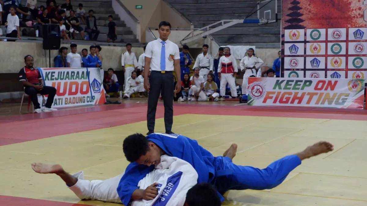 RAIH PRESTASI: Atlet judo Buleleng saat tampil pada ajang Bupati Badung Cup 2026. Para judoka Buleleng berhasil merebut medali pada ajang tersebut. (PJSI Buleleng)