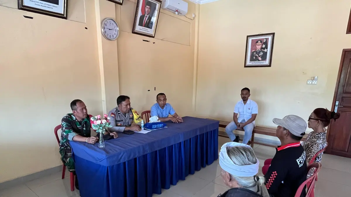SEPAKAT DAMAI: Penyelesaian kasus pencurian kotak punia yang terjadi di Desa Adat Pengastulan. Kasus itu diselesaikan secara damai lewat mekanisme restorative justice di Polsek Seririt. (Polres Buleleng)