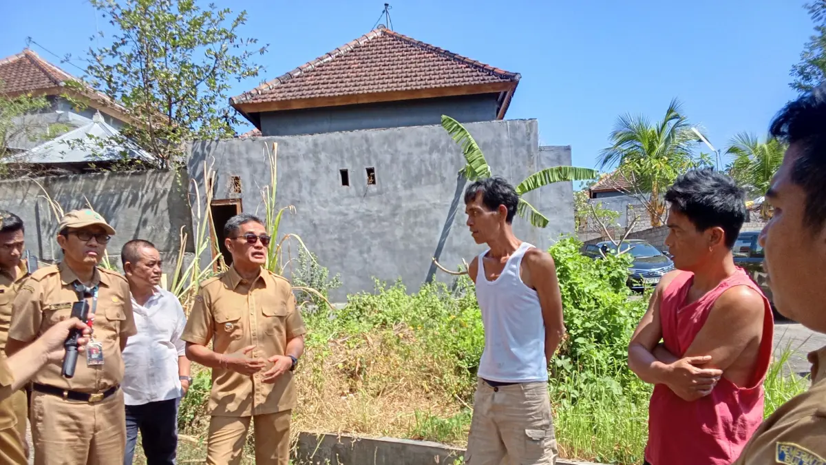TEMUI WARGA: Wakil Bupati Buleleng, Gede Supriatna (pakai kacamata hitam) saat menemui warga di BTN Alam Sutra Bungkulan. (Francelino Junior/Radar Buleleng)