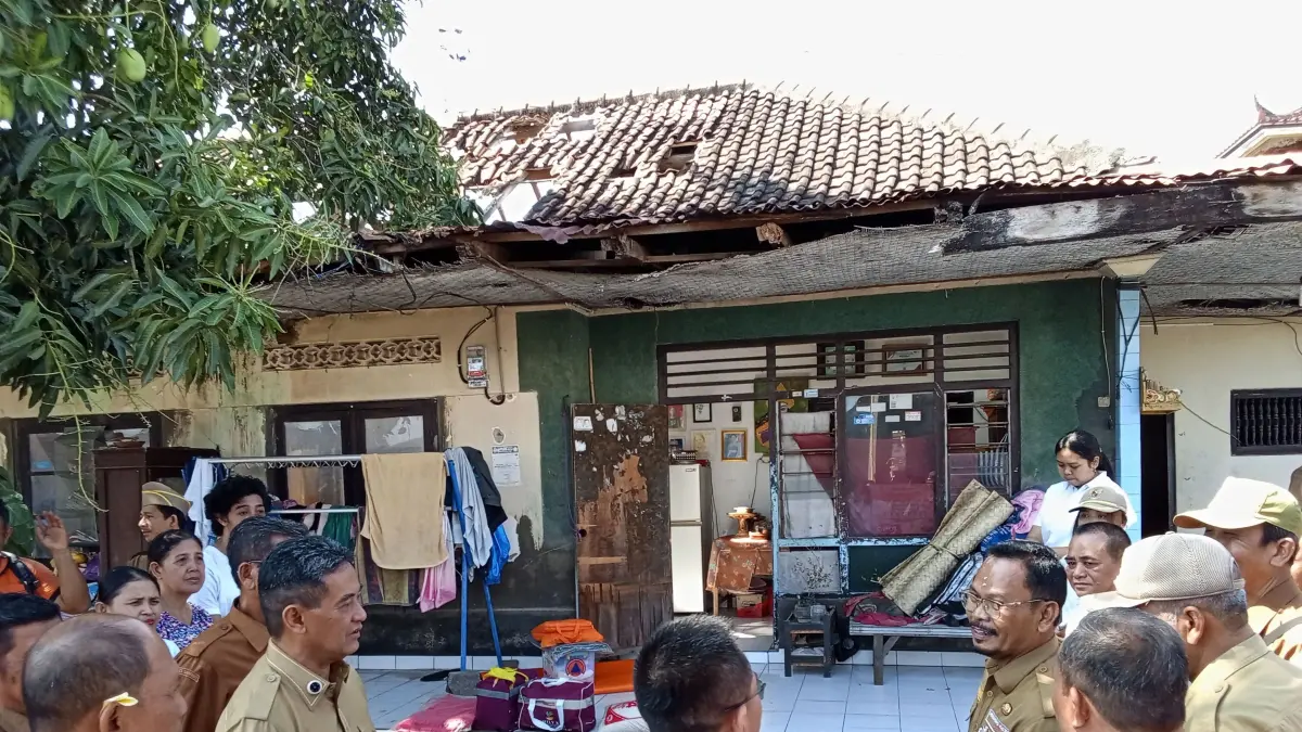 TERANCAM AMBRUK: Rumah warga di Desa Sangsit, terancam ambruk. Pemerintah berjanji memperbaiki rumah itu lewat dana CSR. (Francelino Junior/Radar Buleleng)