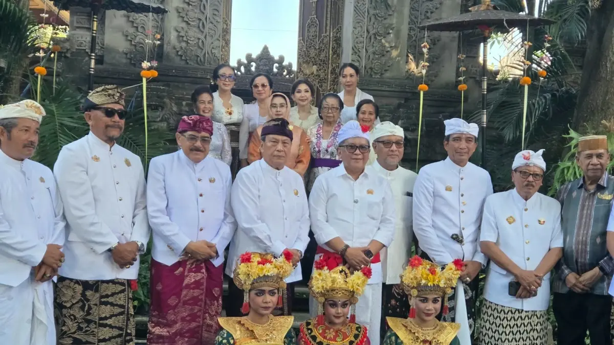 TERIMA LENCANA: Sekjen PDI Perjuangan, Hasto Kristiyanto (pakai bunga merah di udeng) saat menerima penghargaan dari penglingsir puri di Bali. (Marsellus Pampur/Radar Bali)