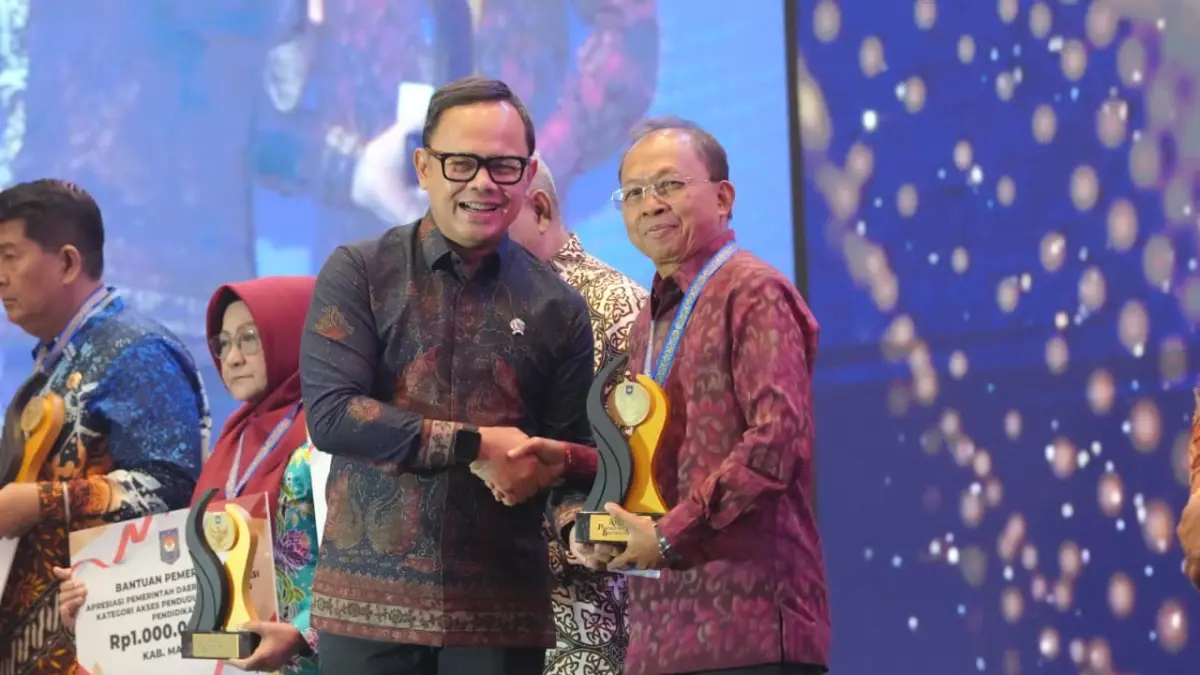 TERIMA PENGHARGAAN: Gubernur Bali, Wayan Koster menerima trophy penghargaan dari Wakil Menteri Dalam Negeri, Bima Arya (kiri). (Pemprov Bali)