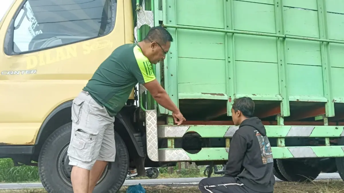 TERTANGKAP BASAH: Pencuri berinisial DMF (pakai jaket hitam), asal Desa Munduktemu, Tabanan dibawa ke TKP lokasi pencurian aki truk di Jalan Bypass Ida Bagus Mantra. (Polres Klungkung)