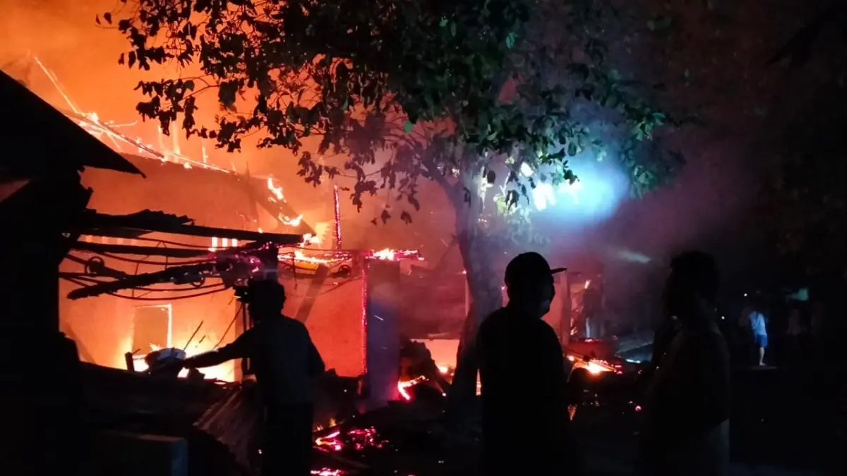 BERKOBAR: Kebakaran yang terjadi di Desa Tejakula, Buleleng. Peristiwa itu mengakibatkan 7 ruko dan 1 rumah ludes terbakar. (istimewa)