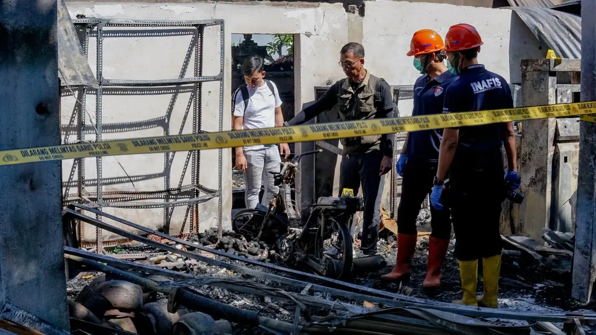 OLAH TKP: Tim Inafis Polres Buleleng melakukan olah TKP di lokasi kebakaran yang terjadi di Desa Tejakula, Buleleng. Kebakaran itu menghanguskan 7 unit ruko dan 2 unit rumah. (Pemkab Buleleng)