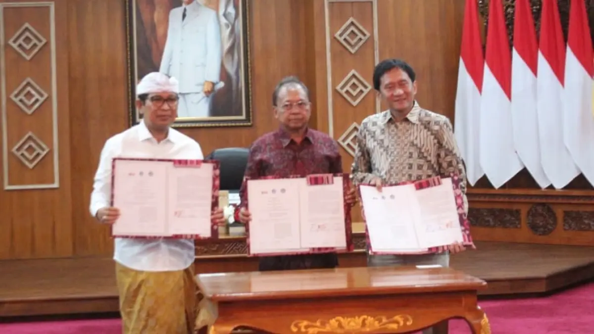 SEPAKAT KEMBANGKAN TREM: Gubernur Bali, Wayan Koster (tengah), bersama Bupati Badung, Wayan Adi Arnawa (kiri) dan Dirut PT KAI (Persero), Bobby Rasyidin (kanan) menandatangani MoU pengembangan trem rute Bandara Ngurah Rai menuju Canggu. (Pemprov Bali)