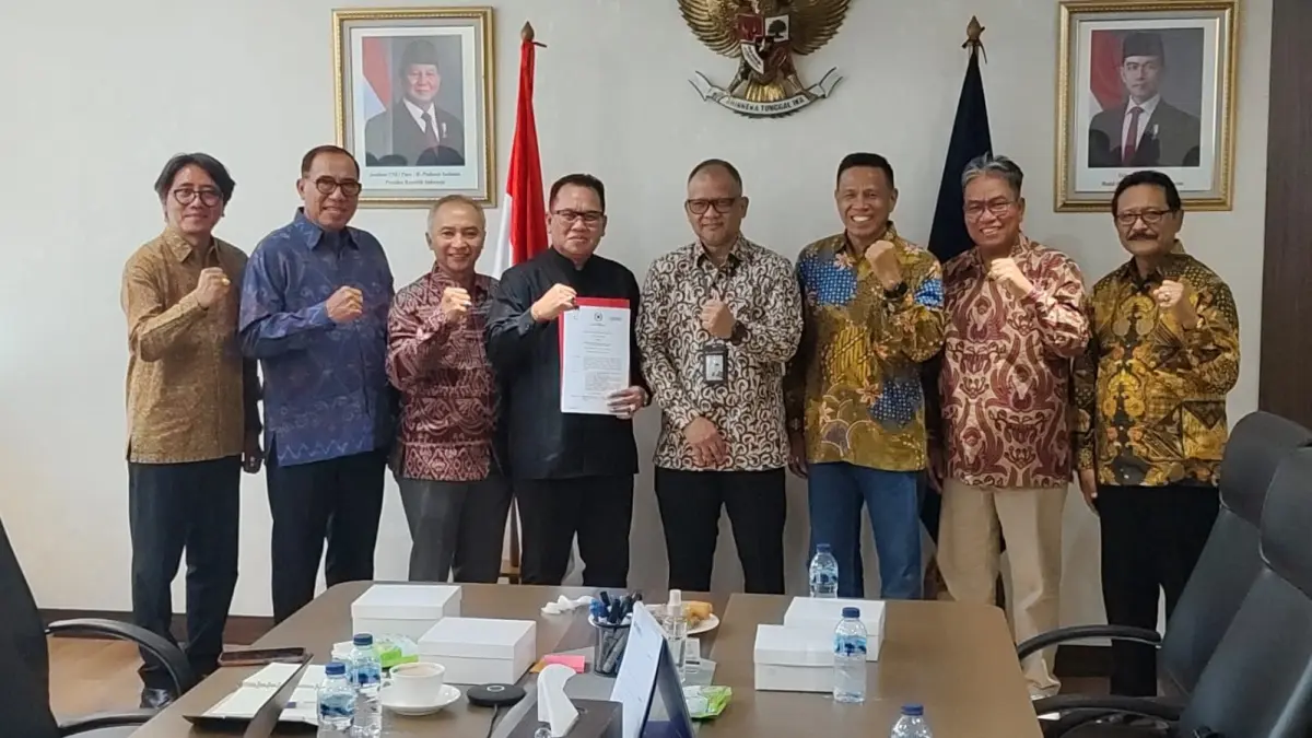 TERIMA SK: Rektor Undiksha, Prof. I Wayan Lasmawan (empat dari kanan) menerima Statuta Perguruan Tinggi Negeri Berbadan Hukum (PTN BH) dari Kementerian Pendidikan Tinggi Sains dan Teknologi (Kemendikti Saintek). (Undiksha)