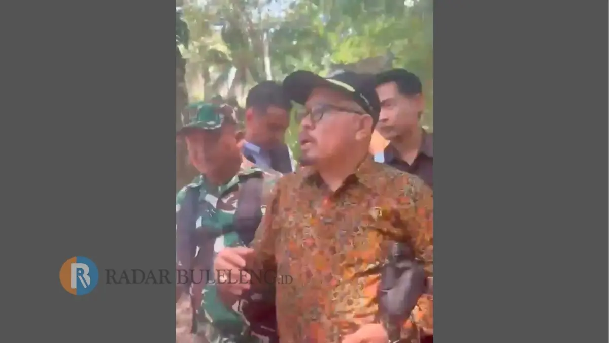 BERSITEGANG: Anggota Pansus TRAP DPRD Bali, I Wayan Oka Antara saat mendatangi lahan warga di Desa Purwakerthi, Karangasem. Kedatangan Pansus TRAP DPRD Bali mendapat penolakan dari warga. (istimewa)