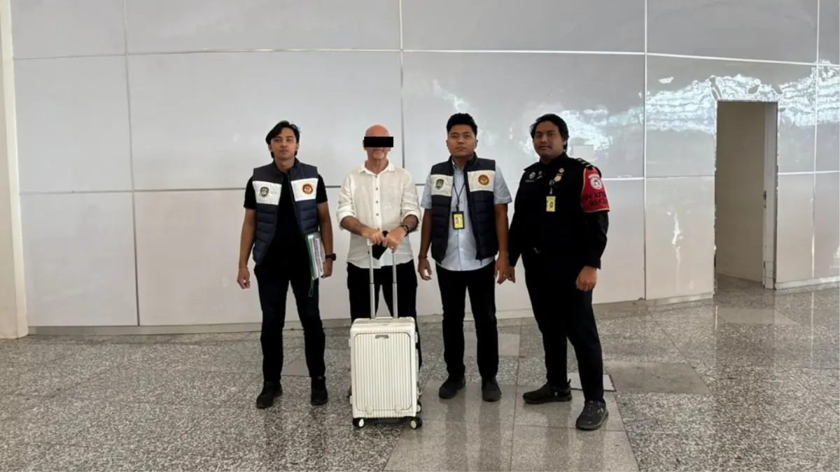 DEPORTASI: WNA Prancis dideportasi imigrasi karena overstay selama lebih dari setahun. Dia mengaku kena tipu agen. (Imigrasi Singaraja)