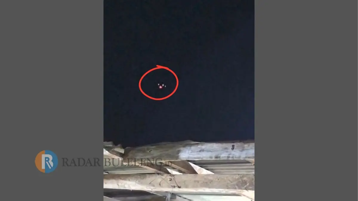 DRONE MISTERIUS: Sebuah drone misterius terbang rendah di atas pemukiman warga di Desa Gobleg, Buleleng. Keberadaan drone itu membuat warga resah karena berdekatan dengan peristiwa pencurian yang marak terjadi. (Pemdes Gobleg)