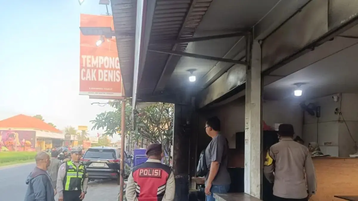 GALI KETERANGAN: Aparat kepolisian Polsek Mengwi mendatangi lokasi kejadian terkait peristiwa pasangan WNA yang diduga mengeroyok warga lokal. (Polres Badung)