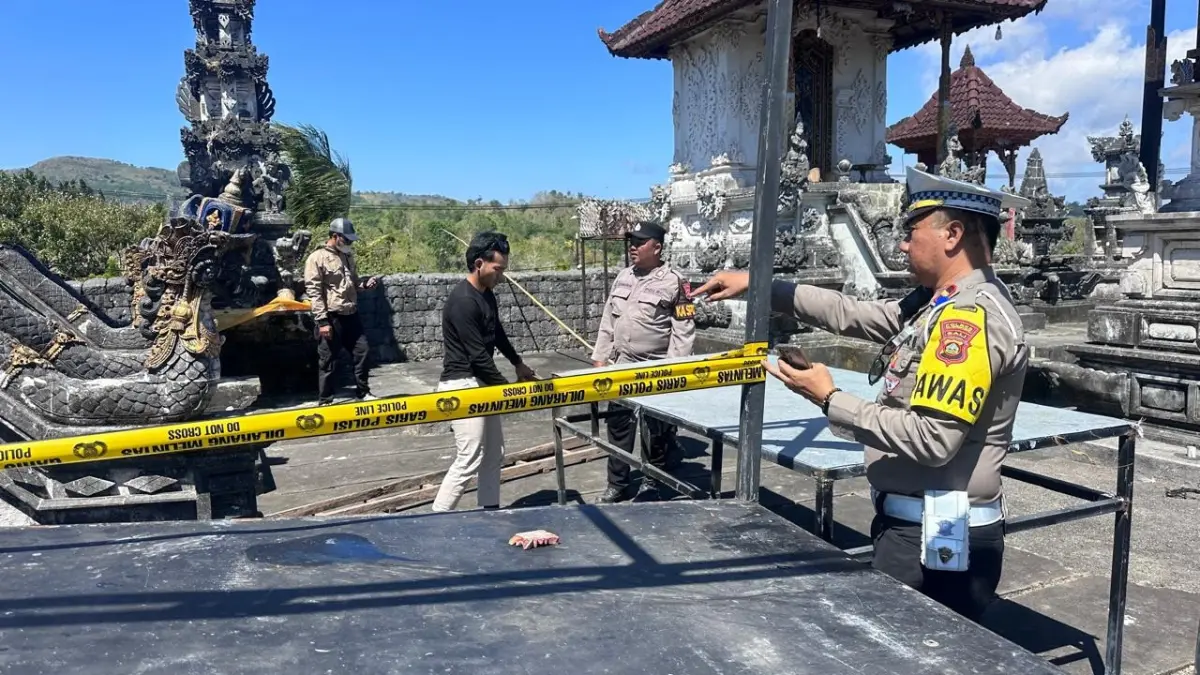 PASANG GARIS POLISI: Aparat kepolisian memasang garis polisi di Pura Puseh Desa Adat Batumadeg, Nusa Penida. Sebuah pelinggih Meru Tumpang Pitu terbakar gegara terkena api akibat dari pembakaran sampah. (Polres Klungkung)