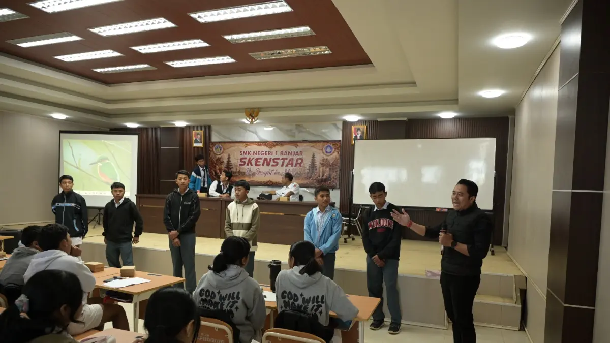 PENDIDIKAN DEMOKRASI: KPU Buleleng saat memberikan pendidikan politik dan sosialisasi kepemiluan kepada siswa di SMKN 1 Banjar. (KPU Buleleng)
