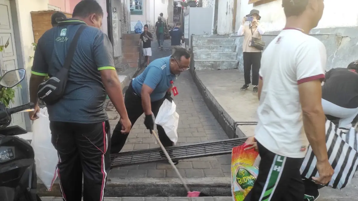 BERSIHKAN PEMUKIMAN: Staf Pemkab Buleleng saat membersihkan kawasan pemukimah di Kelurahan Kampung Singaraja. (Pemkab Buleleng)