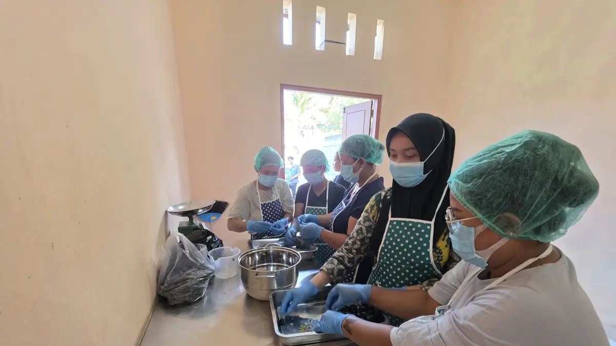 BUAT DODOL: Para petani anggur di Desa Banjar tengah belajar membuat dodol sebagai produk alternatif saat harga anggur anjlok. (Undiksha)