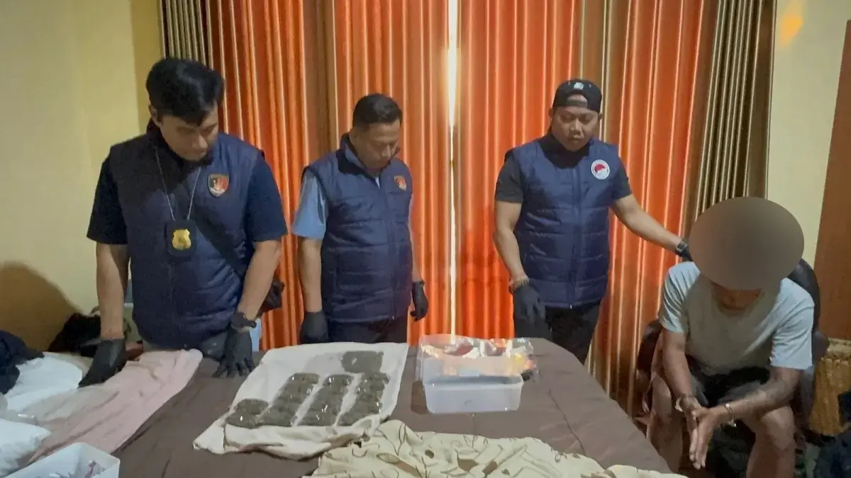 GUDANG GANJA: Tim Satuan Reserse Narkoba Polresta Denpasar menggerebek sebuah villa di Dalung, yang dijadikan gudang penyimpanan ganja. (Polresta Denpasar)