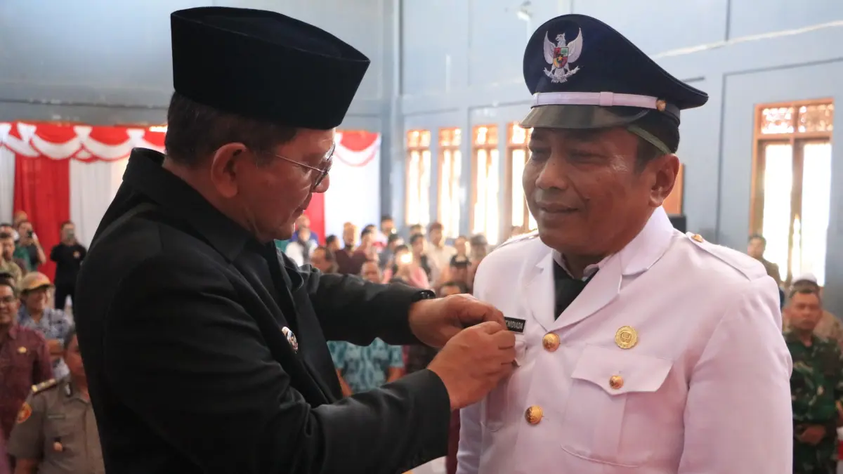 LANTIK PERBEKEL: Bupati Buleleng, I Nyoman Sutjidra melantik Ketut Widiada (kanan) sebagai Perbekel PAW Desa Pengastulan periode 2026-2029. (Pemkab Buleleng)