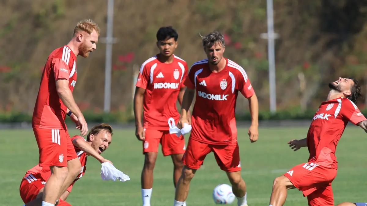 LATIHAN: Jort van der Sande (kiri) dan pemain bali united lainnya saat menjalani latihan di Bali United Training Centre. (Miftahuddin M. Halim/Radar Bali)