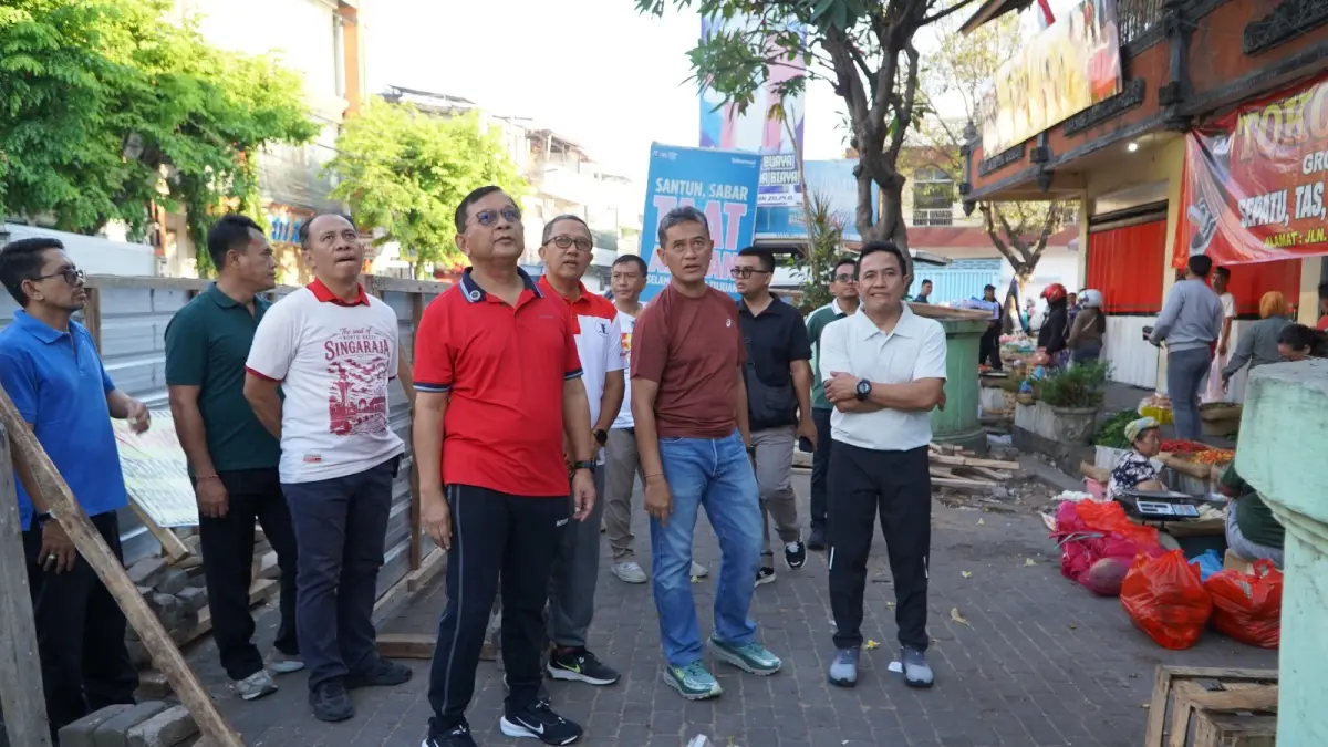 MULAI PENATAAN: Bupati Buleleng, I Nyoman Sutjidra (pakai baju merah) mengecek penataan di kawasan Pasar Anyar Singaraja. (Pemkab Buleleng)