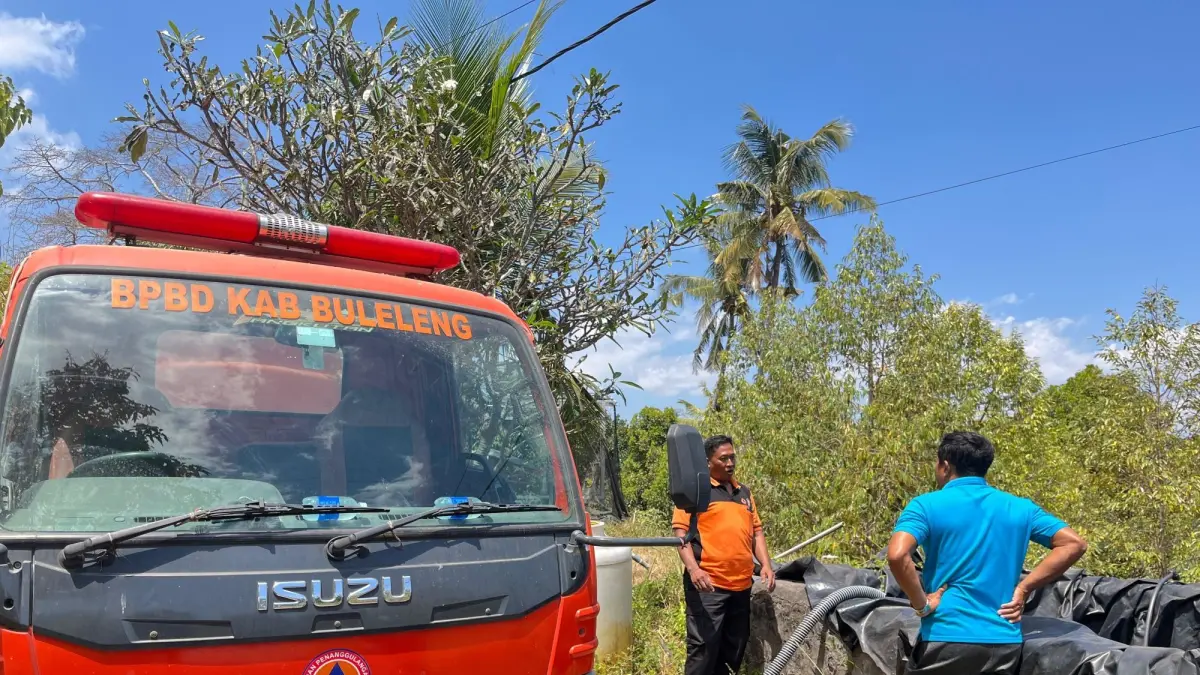 SUPLAI AIR: BPBD Buleleng menyuplai air bersih ke Desa Cempaga, Kecamatan Banjar. Sekitar seribu kepala keluarga di desa tersebut mengalami krisis air. (BPBD Buleleng)