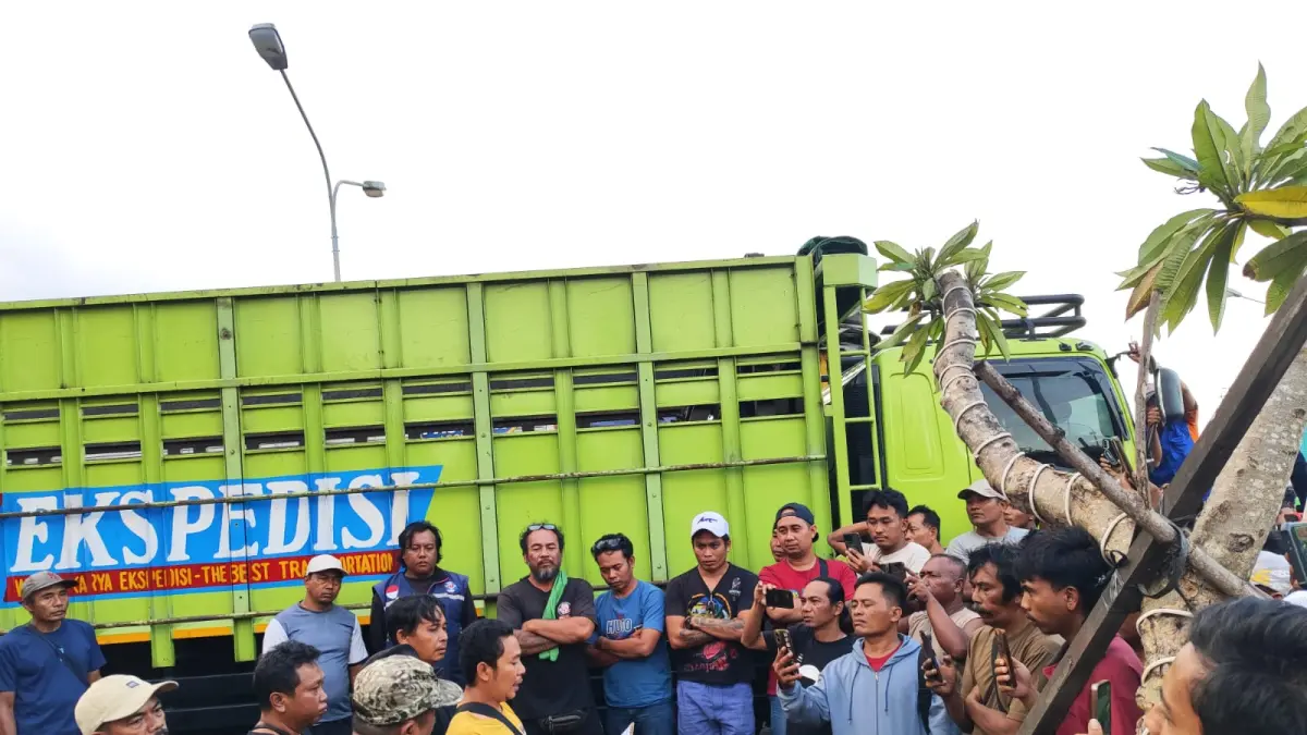 BACA KESEPAKATAN: Para sopir membaca poin kesepakatan antara asosiasi sopir dengan otoritas Pelabuhan Gilimanuk. (M. Basir/Radar Bali)
