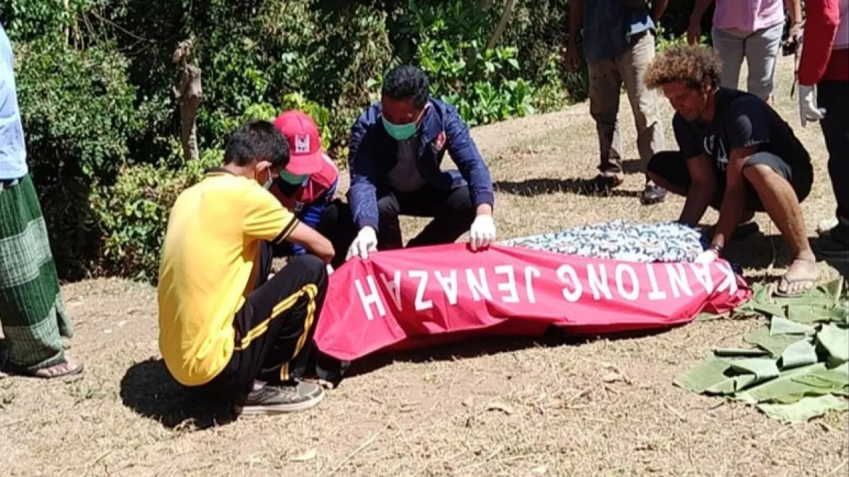 EVAKUASI: Aparat kepolisian Polsek Banjar bersama PMI Buleleng mengevakuasi jenazah pria asal Jakarta yang ditemukan tewas di Desa Kaliasem, Buleleng. (Polres Buleleng)