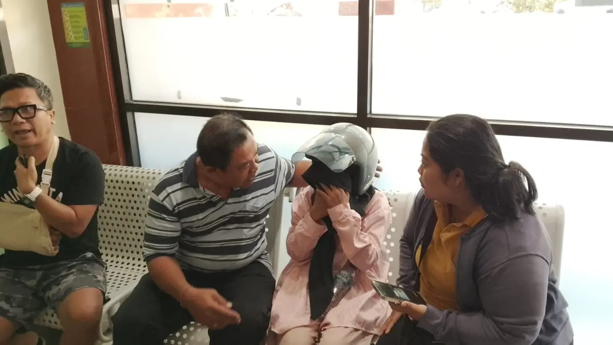 EVAKUASI: Tim Pol PP Buleleng merujuk seorang mahasiswa yang mengalami depresi ke RSUD Buleleng. (Pol PP Buleleng)