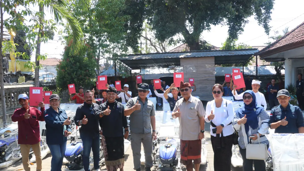 MESIN TANAM PADI: Penyerahan bantuan mesin tanam padi kepada para petani di Kabupaten Buleleng. (Pemkab Buleleng)