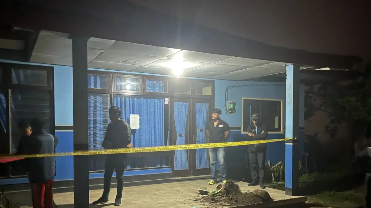 OLAH TKP: Aparat kepolisian melakukan olah TKP perusakan kantor PDAM Tirta Danu Arta Unit Kintamani Bangli. (Polres Bangli)
