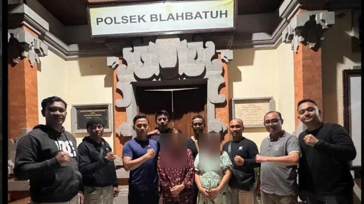 TERTANGKAP BASAH: Aparat kepolisian Polsek Blahbatuh menangkap dua orang emak-emak yang mencuri 20 slop rokok di wilayah Blahbatuh. (Polres Gianyar)