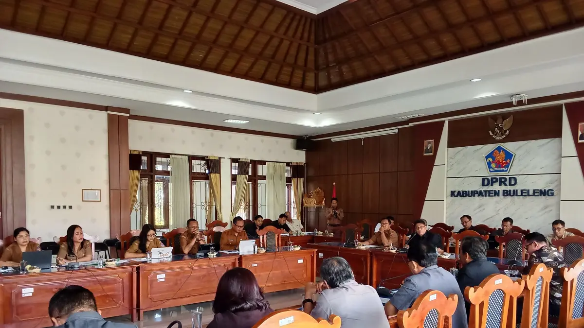 BAHAS ASET: Suasana rapat DPRD Buleleng dengan Pemkab Buleleng membahas aset dan tanah pemerintah yang belum bersertifikat. (Francelino Junior/Radar Buleleng)