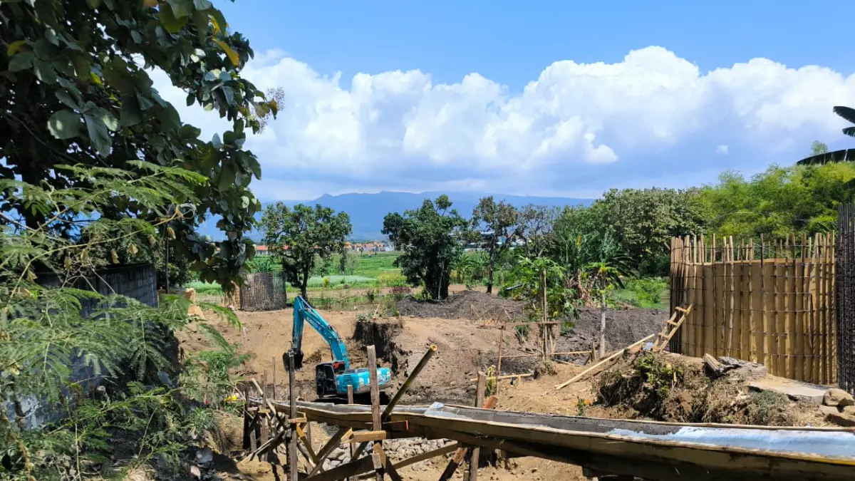 BARU 10 PERSEN: Proses pengerjaan jembatan menuju RTH Banyuasri. Pemerintah berharap penyedia jasa mempercepat pekerjaan mereka. (Pemkab Buleleng)