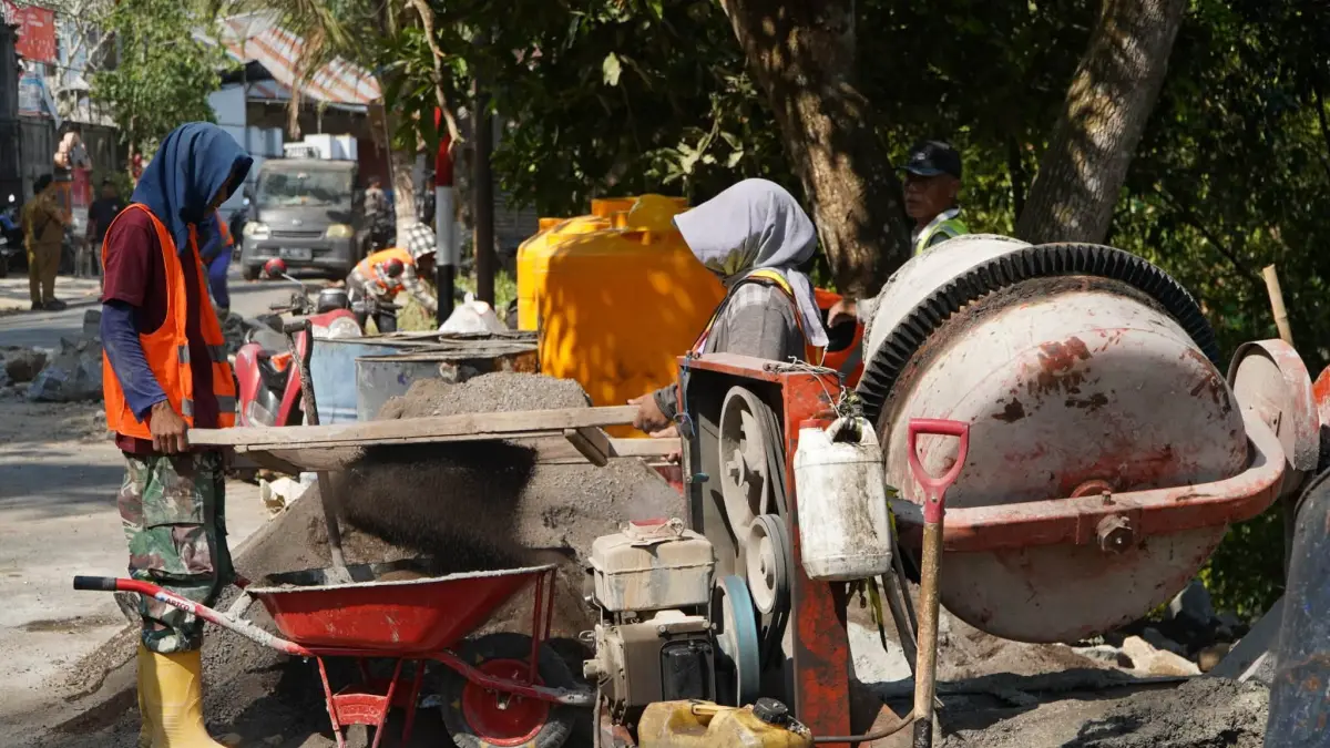 PERBAIKAN JALAN: Suasana perbaikan jalan penghubung Desa Dencarik dengan Desa Pedawa dan Sidetapa di Kabupaten Buleleng. (Pemkab Buleleng)