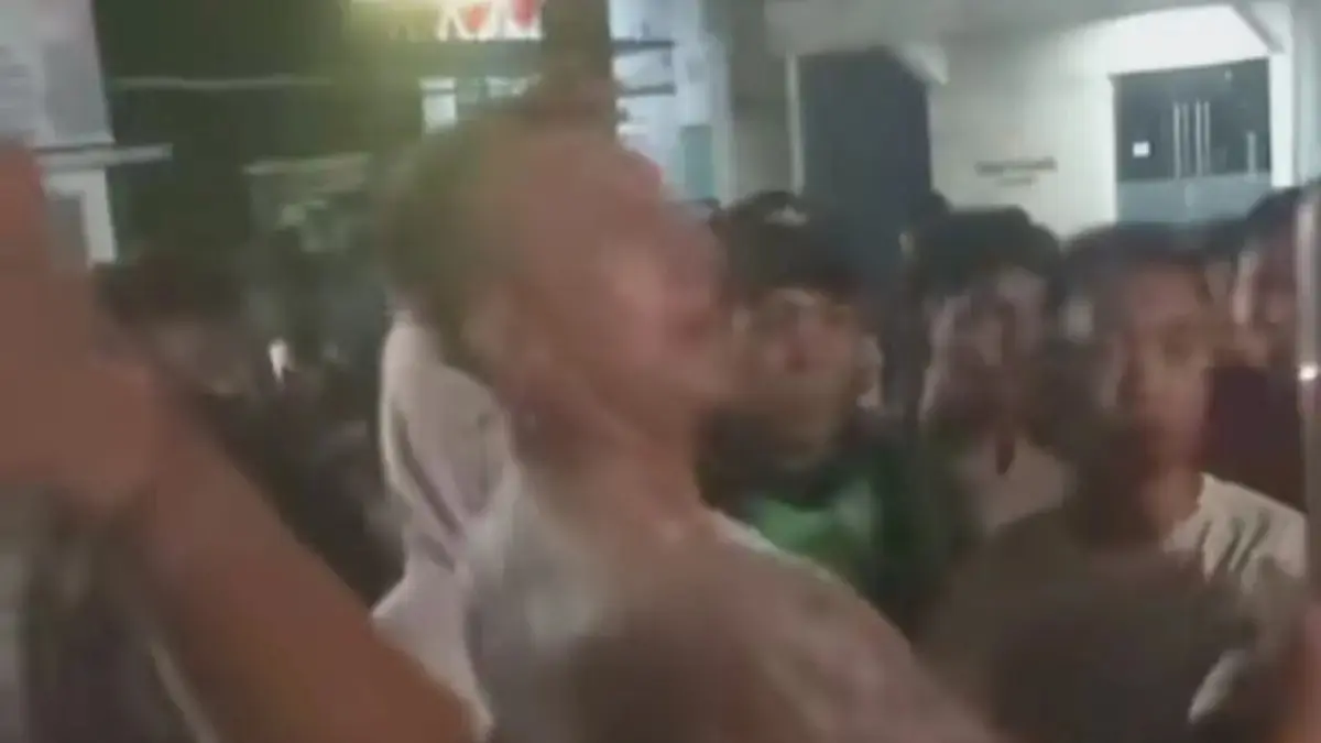 VIRAL: Potret seorang WNA yang viral di media sosial karena bugil dan mengamuk di jalan raya. Diduga WNA itu dalam kondisi mabuk. (istimewa)