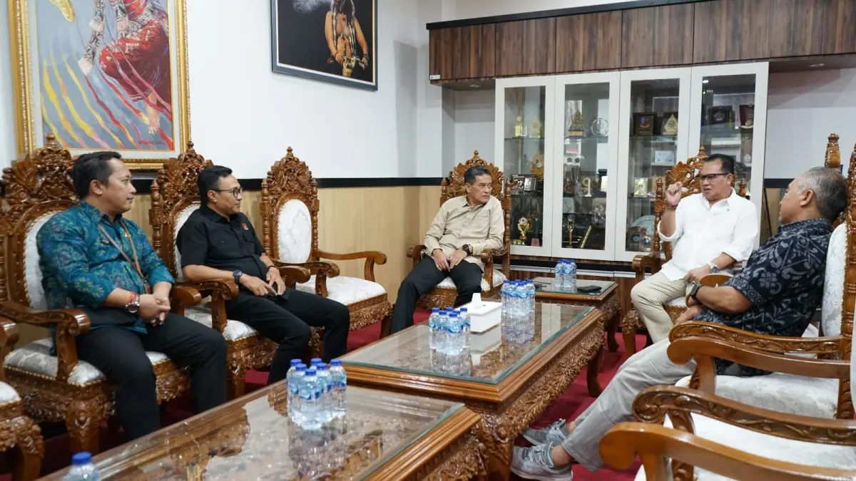 BAHAS OLAHRAGA: Rektor Undiksha, Prof. Wayan Lasmawan (dua dari kanan) bertemu dengan Ketua Umum KONI Buleleng, Gede Supriatna (tiga dari kiri) membahas persiapan Porprov Bali 2027. (Undiksha)