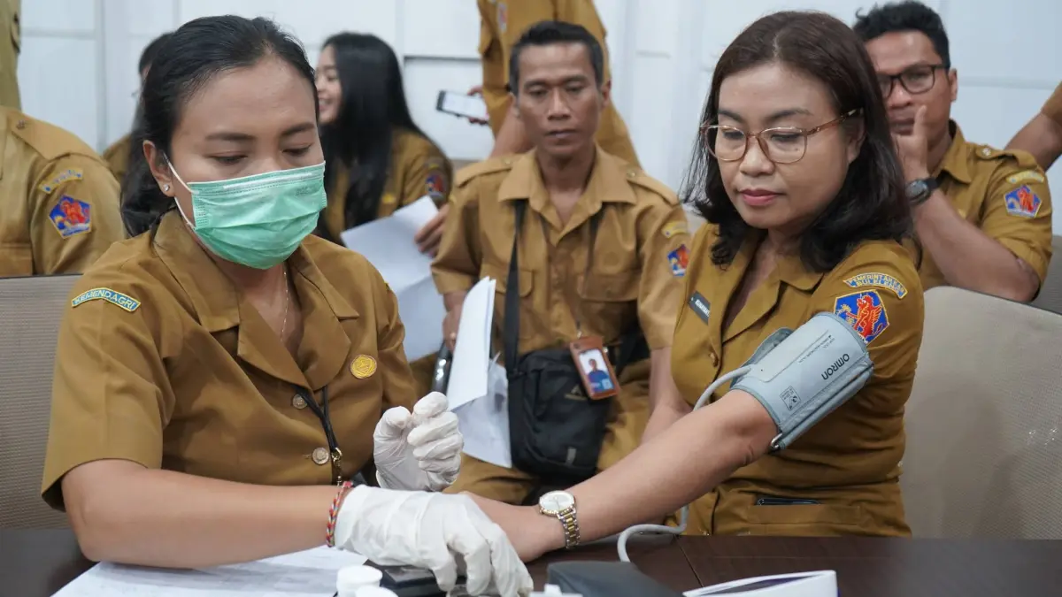 CEK KESEHATAN: Suasana cek kesehatan gratis di Dinas Kominfo Buleleng belum lama ini. (Pemkab Buleleng)