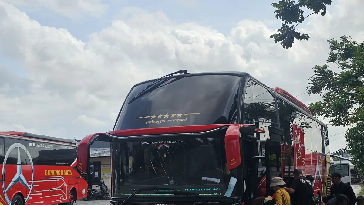 RAMAI PENUMPANG: Suasana di Pool PO. Gunung Harta yang berada di kawasan Ubung, Denpasar. (Ni Kadek Novi Febriani/Radar Bali)