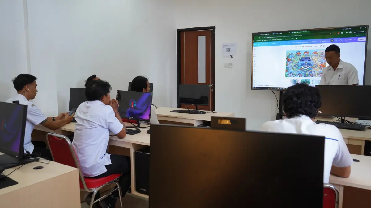 BERI PELATIHAN: Suasana pelatihan pemeliharaan jaringan internet kepada pegawai kecamatan di Dinas Kominfo Santi Buleleng. (Pemkab Buleleng)