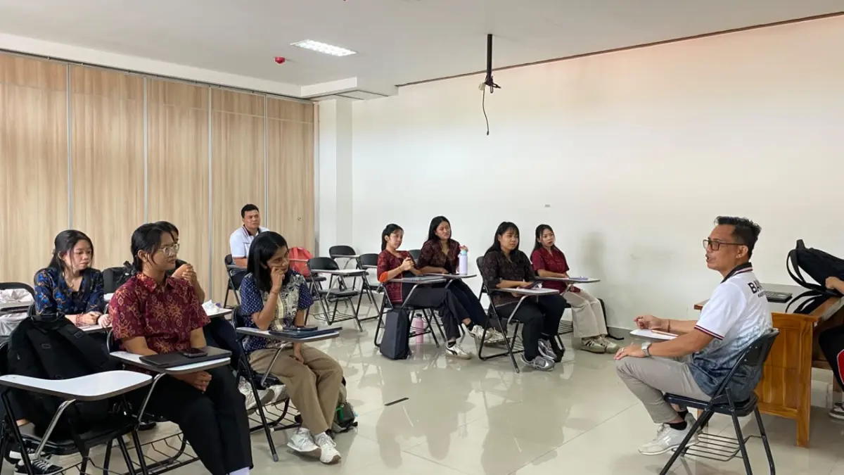 EDUKASI: Ketua Bawaslu Buleleng, Kadek Carna Wirata (kanan) saat menemui mahasiswa Institut Mpu Kuturan Singaraja. (Bawaslu Buleleng)