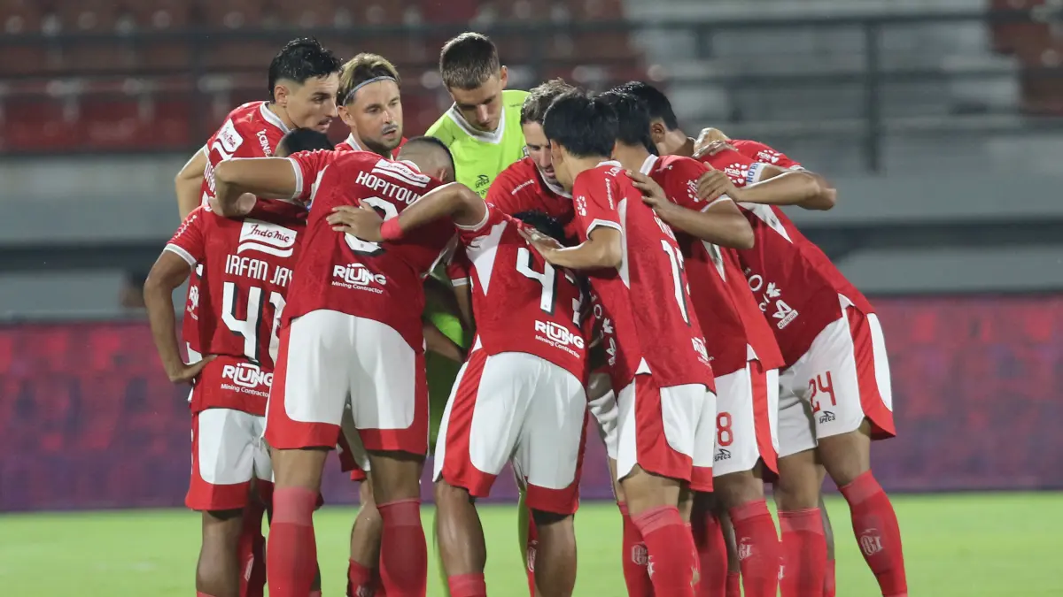 SIAP HADAPI PERTANDINGAN: Para pemain Bali United saat menghadapi pertandingan musim lalu. (Miftahuddin M. Halim/Radar Bali)