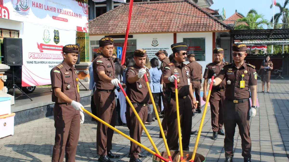 MUSNAHKAN BARANG BUKTI: Kejaksaan Negeri Buleleng memusnahkan barang bukti yang terkait dengan tindak kejahatan yang telah dinyatakan berkekuatan hukum tetap. (Kejari Buleleng)