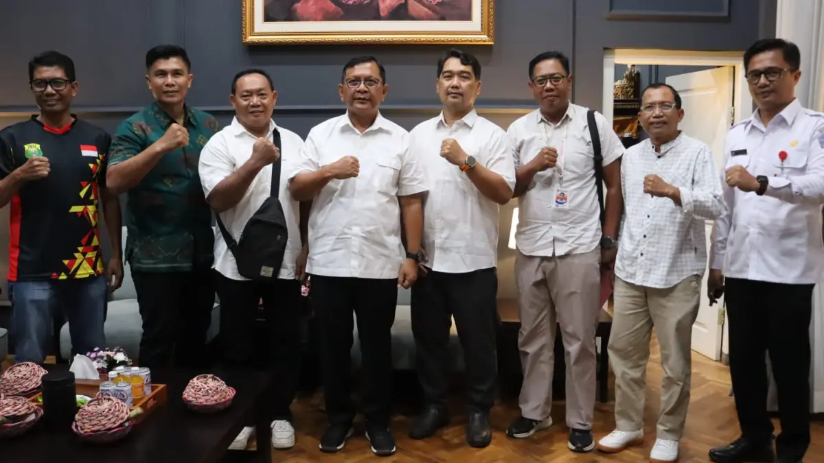 SIAP GELAR KEJUARAAN: Pengurus PBSI Buleleng saat bertemu dengan Bupati Buleleng, Nyoman Sutjidra (empat dari kiri). (Pemkab Buleleng)
